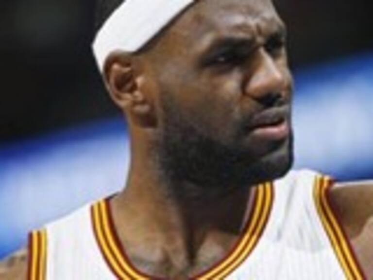El nuevo pelotazo en la cara que recibió Lebron