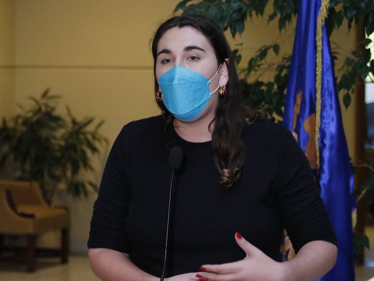 Emilia Schneider denuncia propaganda del Rechazo contra la educación sexual integral: «Sexualiza la infancia y mienten»