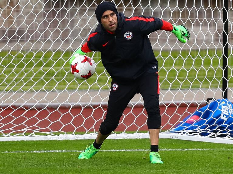 Hace 16 años Claudio Bravo debutó en la Selección Chilena