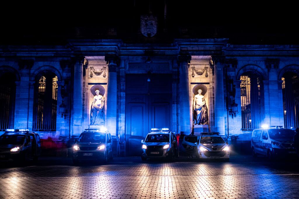 La policía gala vigila las calles de Bordeaux