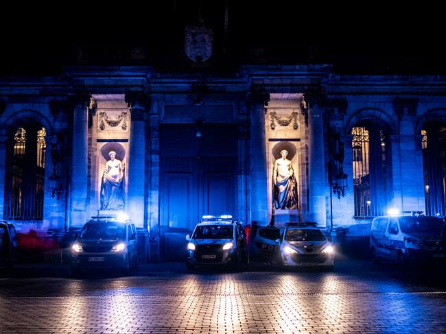 La policía gala vigila las calles de Bordeaux
