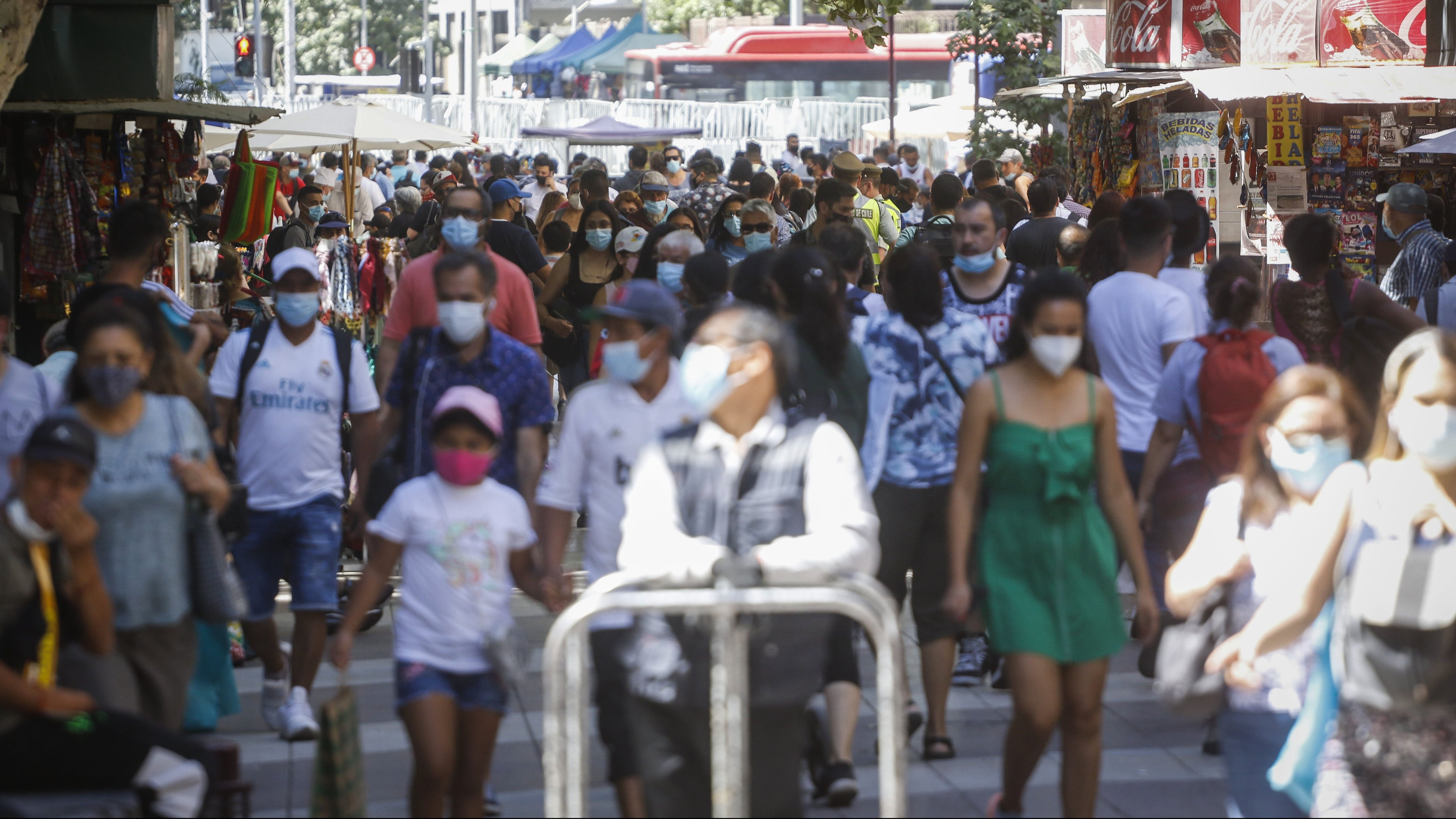 31 de diciembre del 2020/SANTIAGOUna gran cantidad de personas circulan por el paseo Ahumada, en la comuna de Santiago, a horas de que se termine el año.
FOTO: SEBASTIAN BELTRAN GAETE/AGENCIAUNO