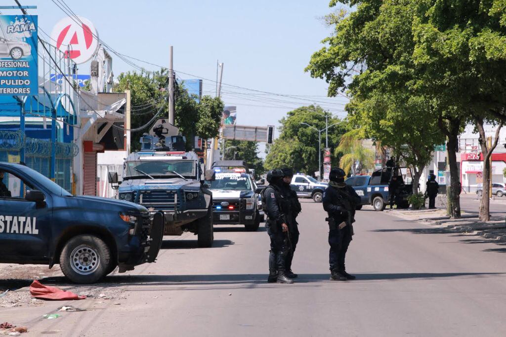 Policías y militares se enfrentan al crimen organizado en medio de una disputa entre bandas de narcotraficantes en la ciudad de Culiacán (Sinaloa) en México