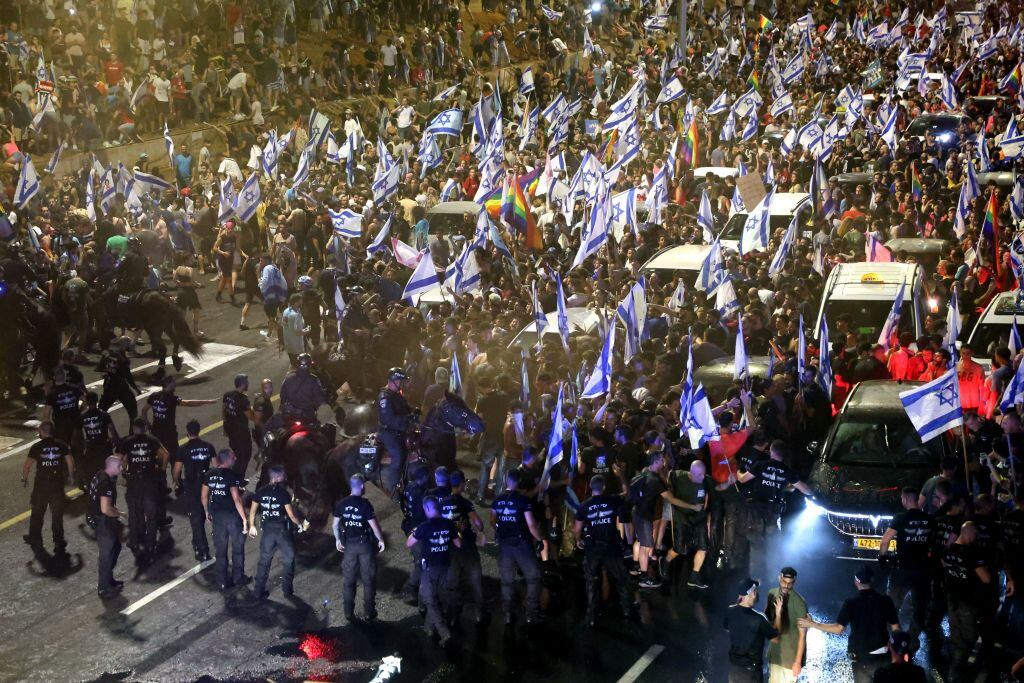 La policía de Israel reprime a manifestantes que rechazan la reforma judicial