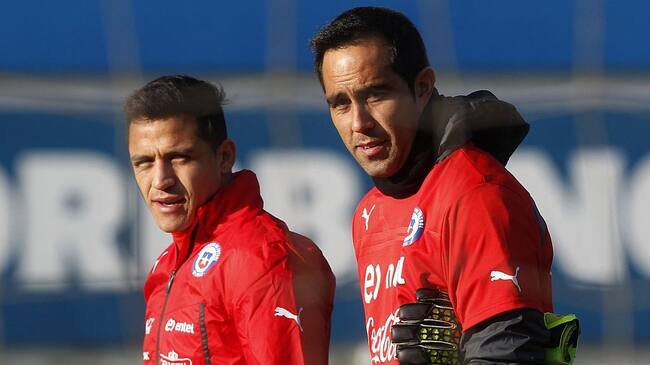 Chile's national football team players Claudio Bravo (R) and Alexis Sanchez (L) take part in a training session in Santiago during the Copa America 2015, on June 13, 2015. AFP PHOTO / CLAUDIO REYES (Photo credit should read Claudio Reyes/AFP via Getty Images)