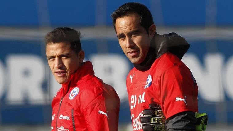 Chile's national football team players Claudio Bravo (R) and Alexis Sanchez (L) take part in a training session in Santiago during the Copa America 2015, on June 13, 2015. AFP PHOTO / CLAUDIO REYES (Photo credit should read Claudio Reyes/AFP via Getty Images)