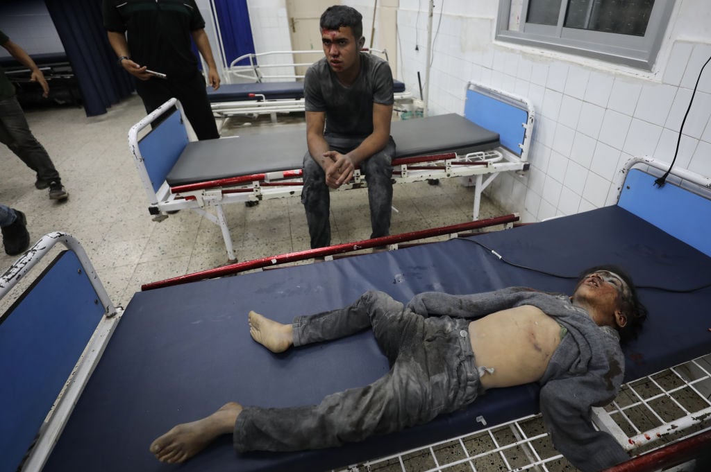 Dos menores de edad esperan atención médica en un centro hospitalario en la Franja de Gaza en Palestina