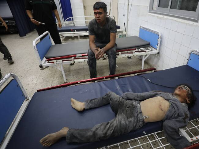 Dos menores de edad esperan atención médica en un centro hospitalario en la Franja de Gaza en Palestina