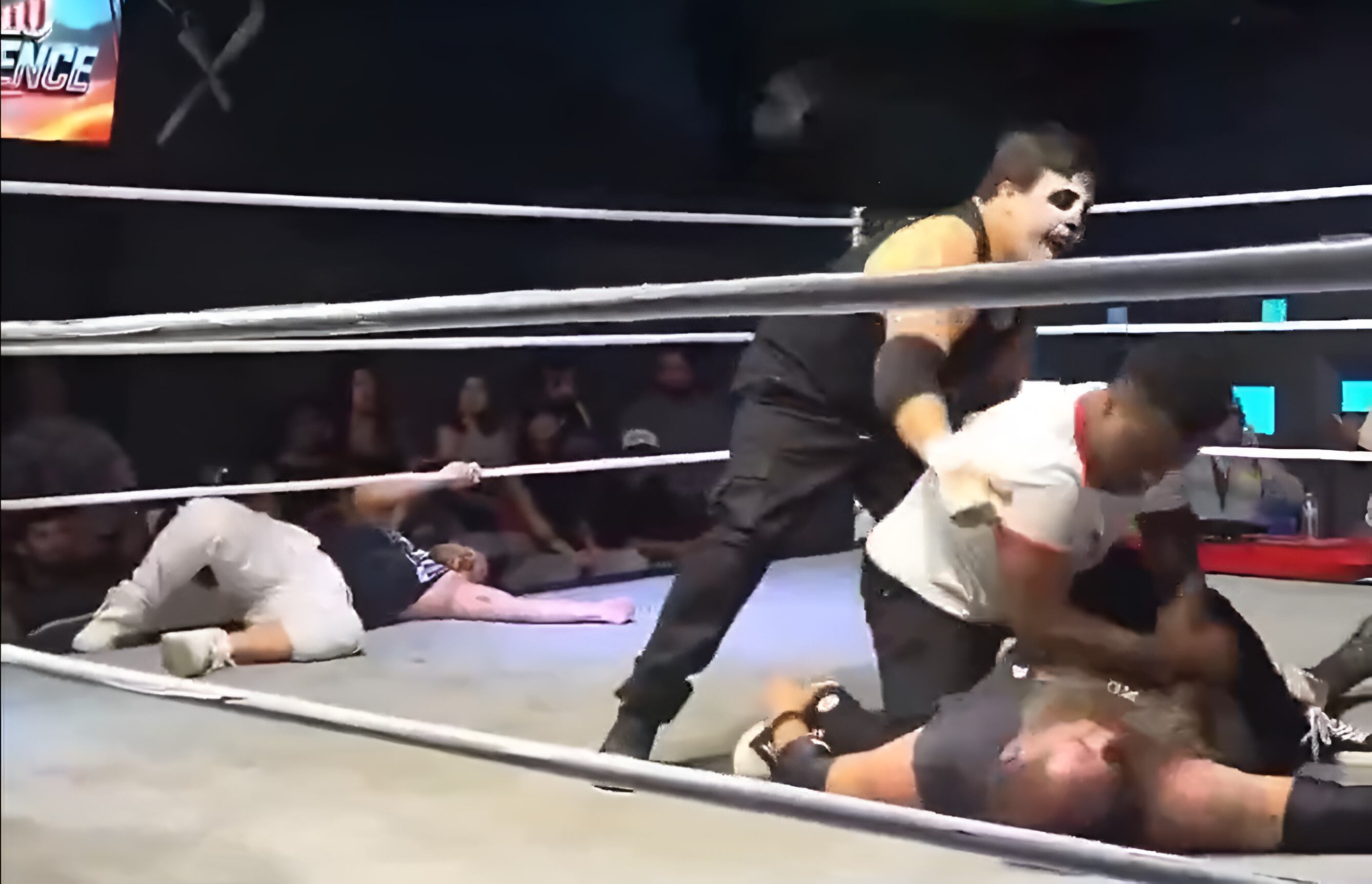 Hijo de excampeón de la UFC deja inconsciente a rival tras brutal golpiza en show de lucha libre