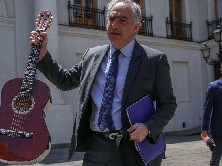 Senador Chahuán llega con una guitarra hasta La Moneda para regalársela al Presidente Boric