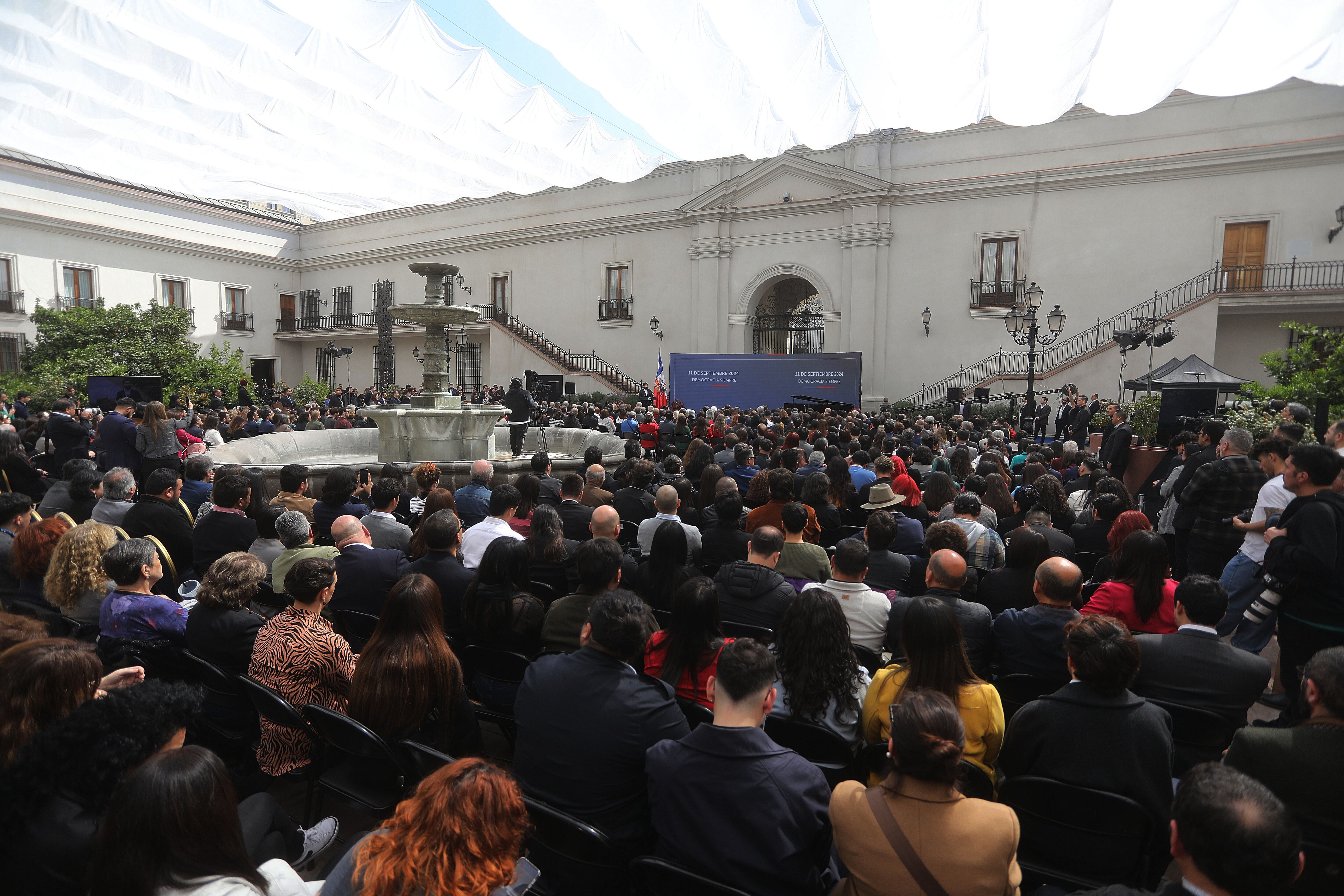 11 de septiembre de 2024/SANTIAGOEl Presidente de la República, Gabriel Boric Font, encabeza acto de conmemoración por los 51 años del Golpe de Estado junto a autoridades de Gobierno, parlamentarios y parlamentarias, familiares de detenidos desaparecidos y ejecutados políticos, representantes de organizaciones de DD.HH., entre otros invitados.FOTO: SEBASTIAN BELTRAN GAETE / AGENCIUNO