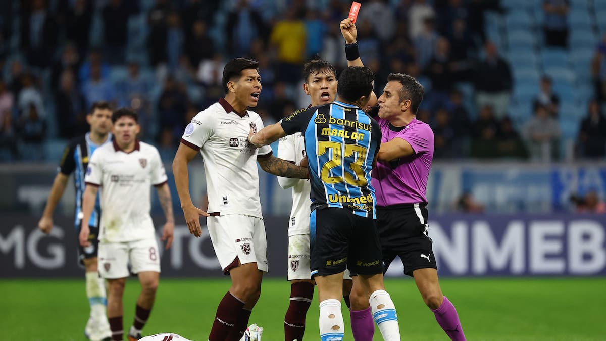 Piero Maza repartió rojas en Copa Sudamericana: tangana y una patada criminal en el Gremio ante Bolívar