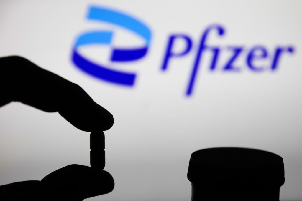 Foto ilustrativa del antigripal contra el Covid-19 que promueve Pfizer