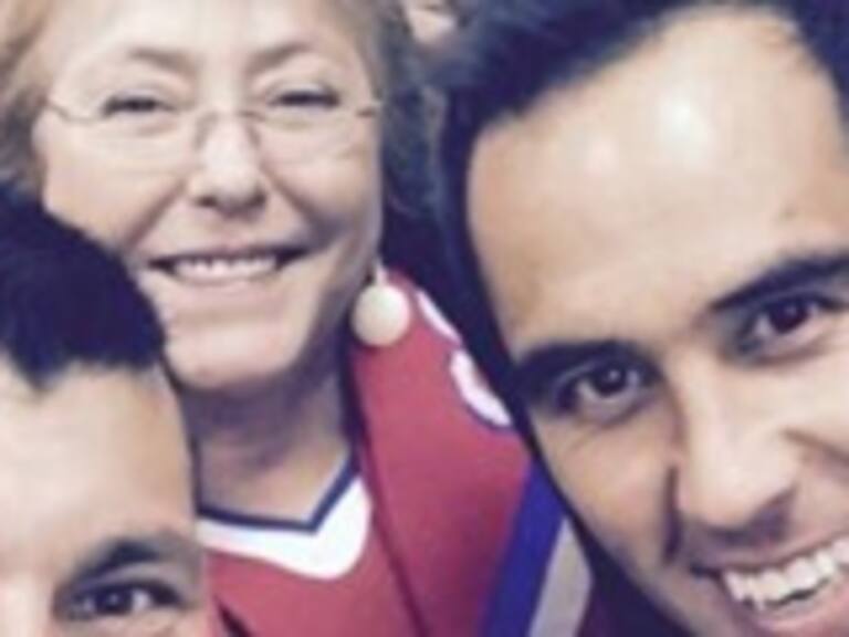 Arturo Vidal agradece a la Presidenta Michelle Bachelet en su Twitter