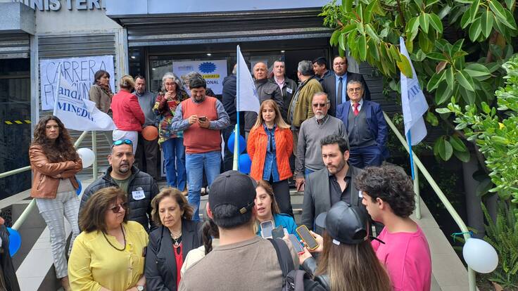 Funcionarios del Mineduc exigen la renuncia de seremi de Educación del Biobío: acusan maltrato laboral por parte de la autoridad