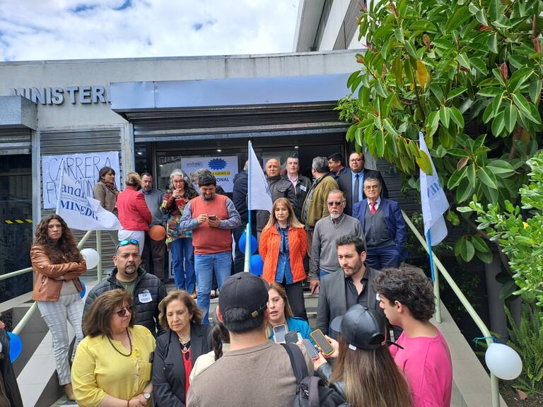 Funcionarios del Mineduc exigen la renuncia de seremi de Educación del Biobío: acusan maltrato laboral por parte de la autoridad