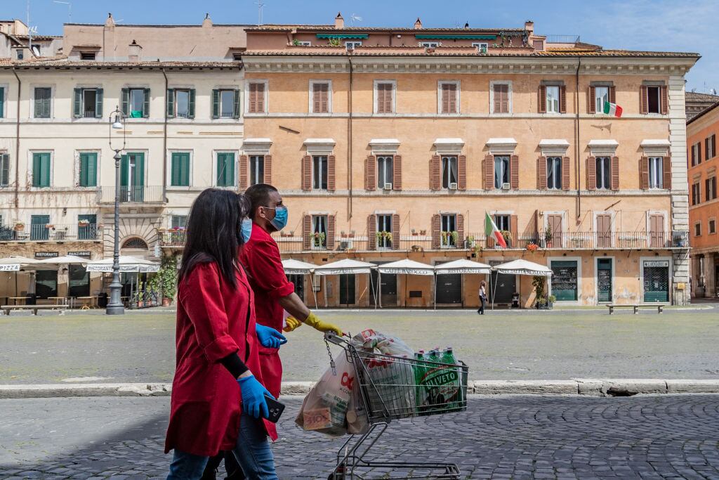 Dos ciudadanos realizan compras durante la pandemia en Roma