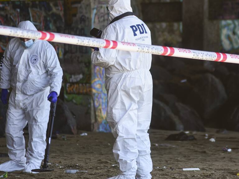 09 DE DICIEMBRE DE 2020 / VIÑA DEL MARPolicias de la Brigada de Homicidios de la PDI realizan peritajes en lugar de Playa Caleta Abarca donde un joven de 24 años habría sido asesinado de un disparo tras una riña.
FOTO: MIGUEL MOYA / AGENCIAUNO