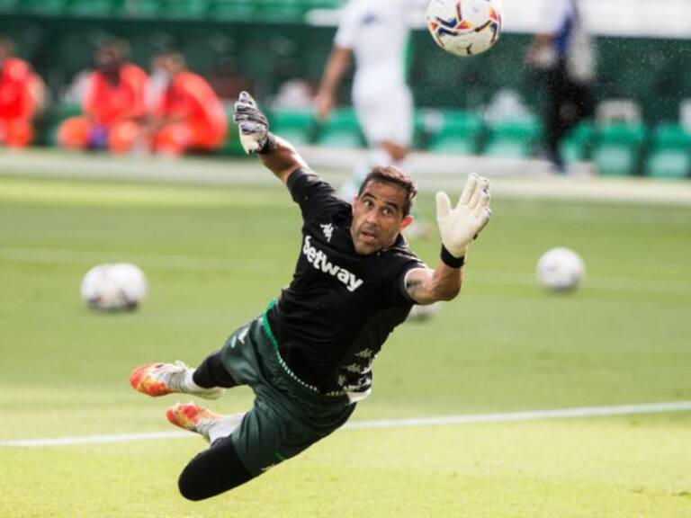 Revelan que Claudio Bravo estuvo a nada de fichar por el Sevilla antes de llegar al Betis de Manuel Pellegrini