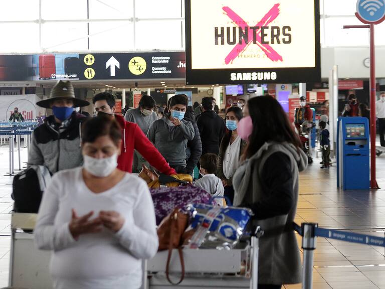 Reportan alta aglomeración de pasajeros en aduana sanitaria del Aeropuerto de Santiago