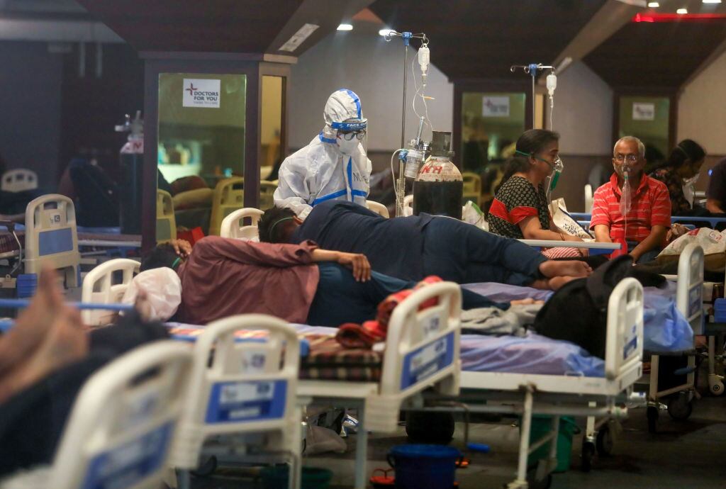 Pacientes Covid-19 esperan su atención en una sala de campaña en Nueva Delhi