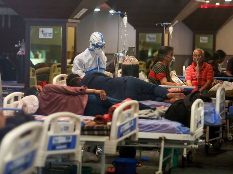 Pacientes Covid-19 esperan su atención en una sala de campaña en Nueva Delhi