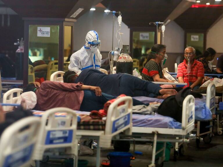 Pacientes Covid-19 esperan su atención en una sala de campaña en Nueva Delhi