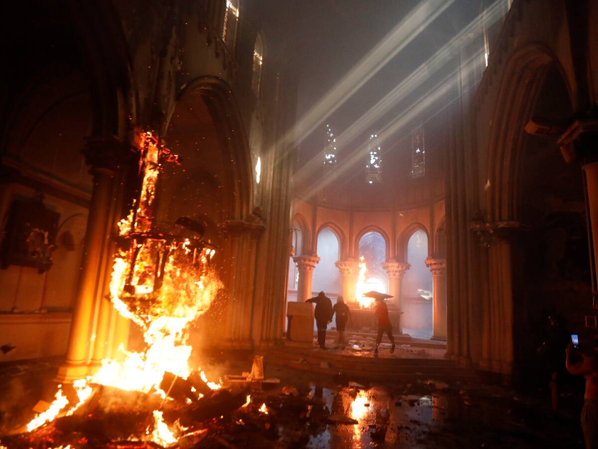 Dictan veredicto condenatorio contra único imputado por incendio de Iglesia San Francisco de Borja durante el estallido social