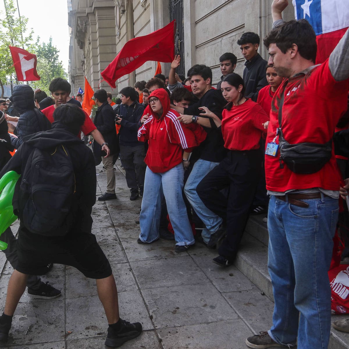 Confech condena agresión a estudiantes de la Universidad Católica durante marcha contra el Presupuesto 2027
