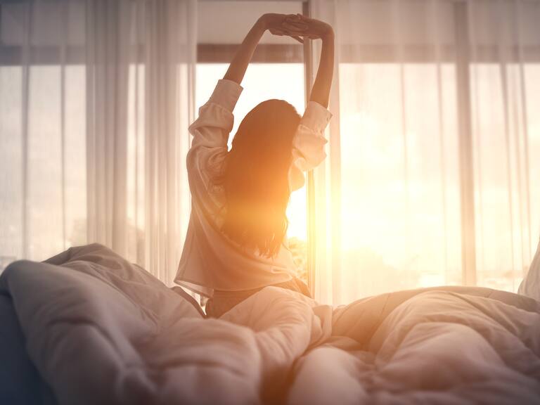 Este es el principal error que cometes al levantarte (y según los doctores podría arruinar todo tu día)