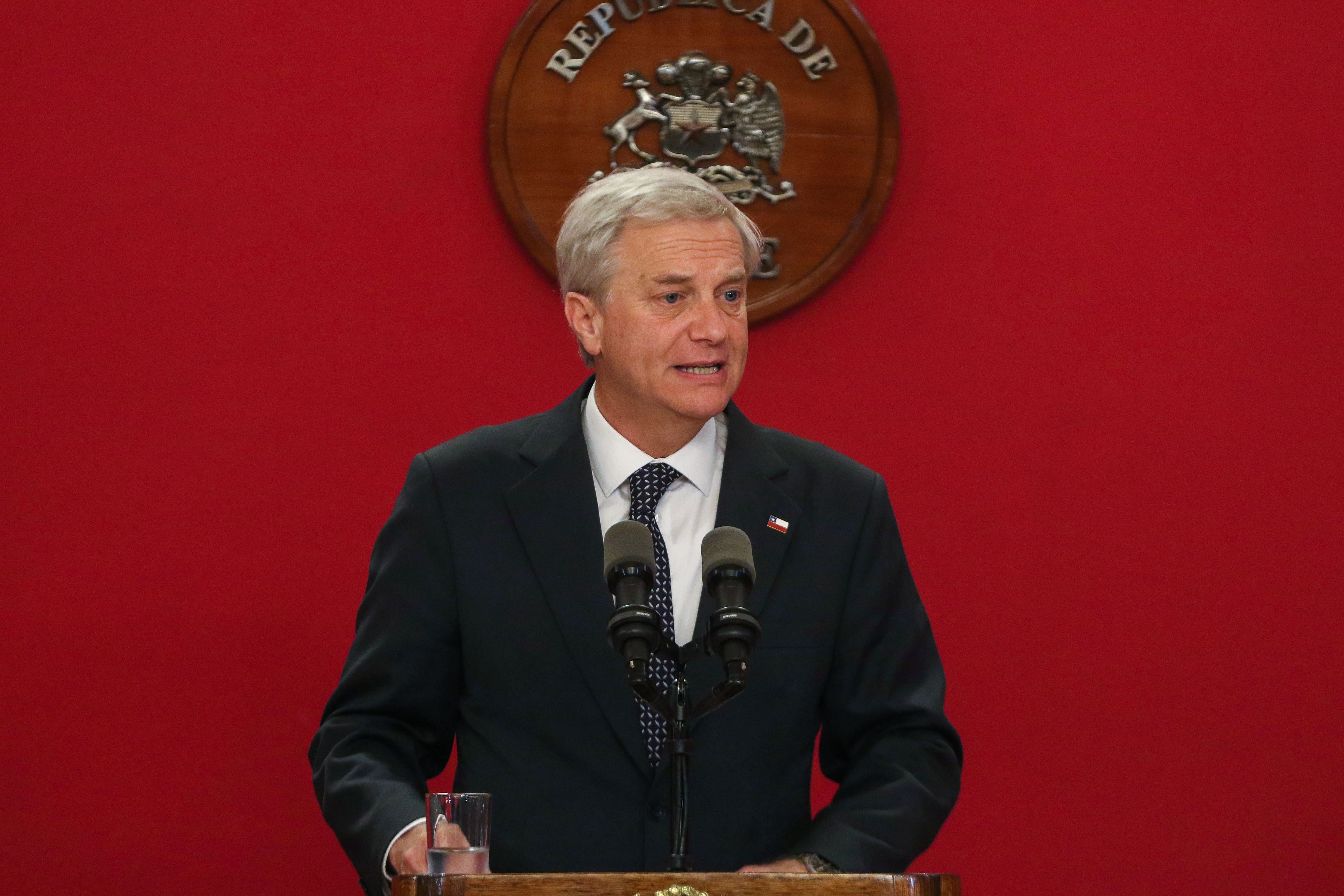 29 de septiembre de 2026 / SANTIAGO
El Presidente José Antonio Kast, encabeza en el salon Montt Varas del Palacio de La Moneda, la ceremonia de firma del proyecto que extiende bonos de la Ley 21.811, concede beneficios a pescadores artesanales y autoriza capitalización del FOGAPE para el fomento del empleo y la reactivación.
FOTO: SEBASTIÁN BELTRÁN GAETE /AGENCIAUNO