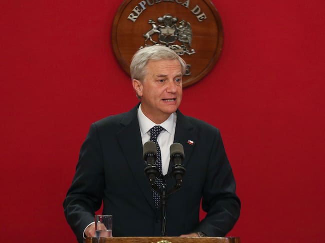 29 de septiembre de 2026 / SANTIAGO
El Presidente José Antonio Kast, encabeza en el salon Montt Varas del Palacio de La Moneda, la ceremonia de firma del proyecto que extiende bonos de la Ley 21.811, concede beneficios a pescadores artesanales y autoriza capitalización del FOGAPE para el fomento del empleo y la reactivación.
FOTO: SEBASTIÁN BELTRÁN GAETE /AGENCIAUNO