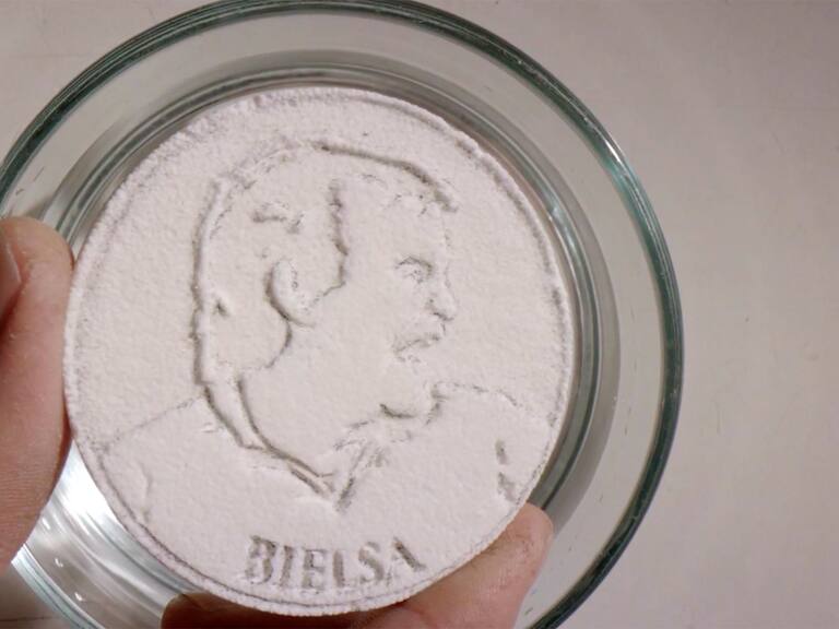 Marcelo Bielsa es derretido por artista chileno en Barcelona