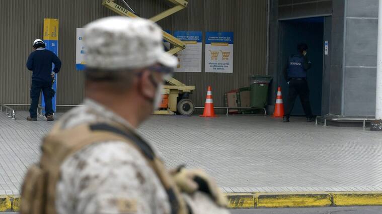 10 de JUNIO 2020 / IQUIQUE Militares fuera del Supermercado Líder luego que dos personas dieron positivo por COViD-19 durante la cuarentena total por la emergencia sanitaria .
FOTO: CRISTIAN VIVERO BOORNES/AGENCIAUNO