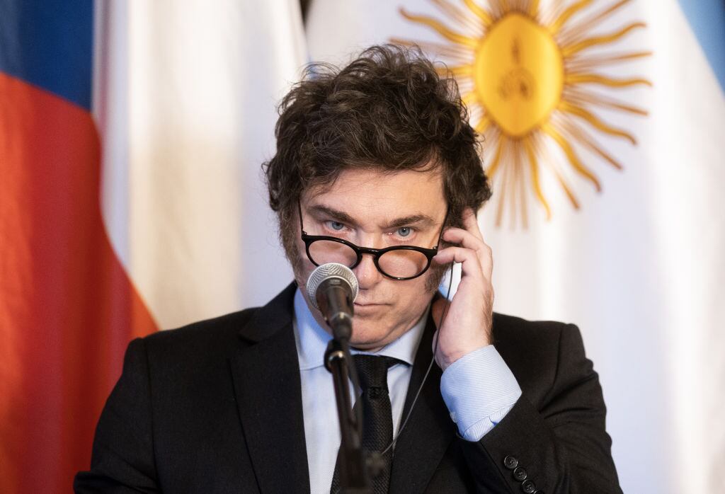 El presidente argentino, el ultraderechista Javier Milei, ante la prensa en la ciudad e Praga durante su visita oficial a la República Checa.