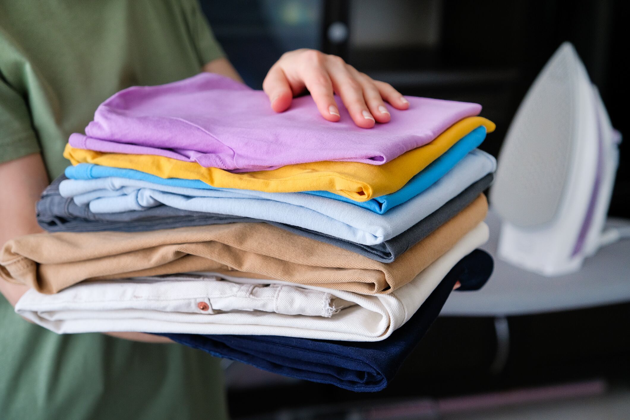¿Cómo limpiar las manchas de cloro de la ropa de color? Este es el truco casero que salvará tus prendas