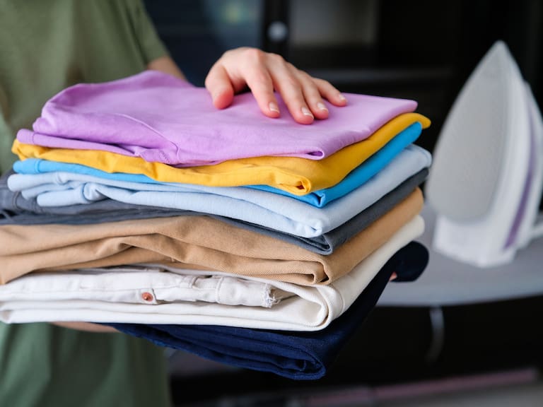 ¿Cómo limpiar las manchas de cloro de la ropa de color? Este es el truco casero que salvará tus prendas