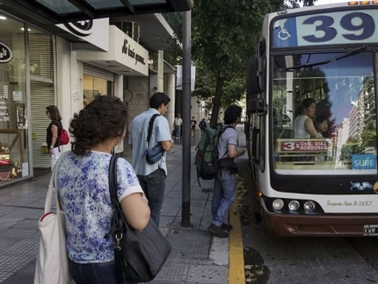 Huelga de trabajadores de transporte público paraliza siete provincias en Argentina