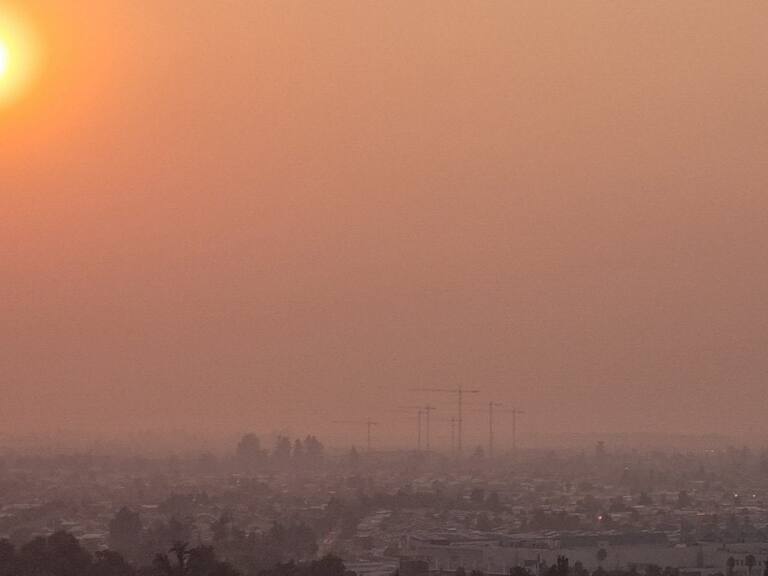 ¿Nubosidad en la capital?: Llega a la Región Metropolitana el humo de los incendios forestales