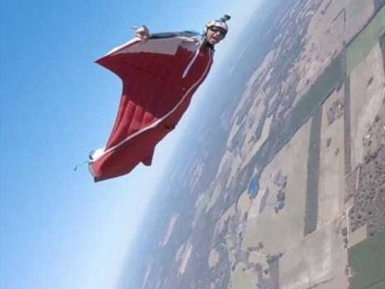 El arriesgado vuelo del «hombre pájaro» a más de 200 kilómetros por hora