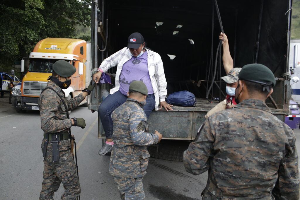 Militares de Guatemala detiene el paso de un camión con migrantes
