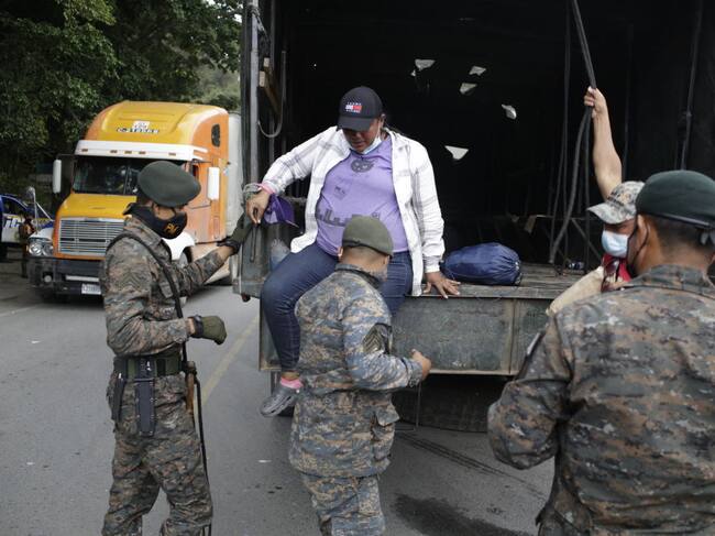Militares de Guatemala detiene el paso de un camión con migrantes