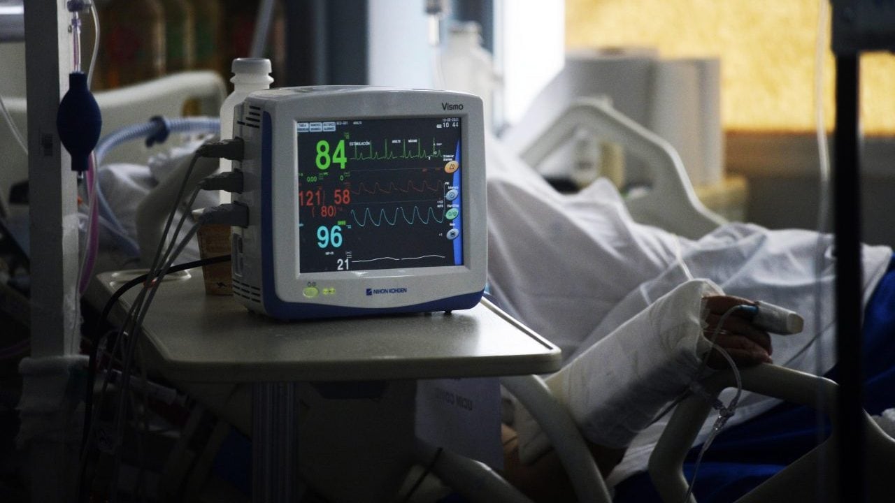 22 de JUNIO de 2020/VALPARAISOPaciente COVID-19 en la unidad de cuidados intermedios (UCIM) en el hospital Carlos Van Buren a una semana de  la cuarentena total por la pandemia coronavirus que vive el país 
FOTO: PABLO OVALLE ISASMENDI/AGENCIAUNO