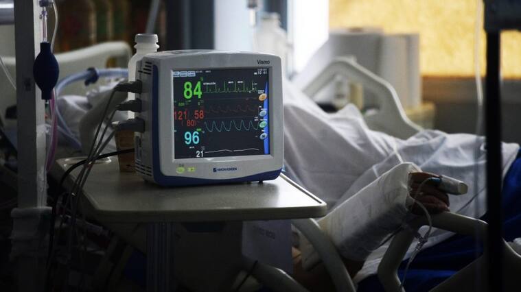 22 de JUNIO de 2020/VALPARAISOPaciente COVID-19 en la unidad de cuidados intermedios (UCIM) en el hospital Carlos Van Buren a una semana de la cuarentena total por la pandemia coronavirus que vive el país
FOTO: PABLO OVALLE ISASMENDI/AGENCIAUNO