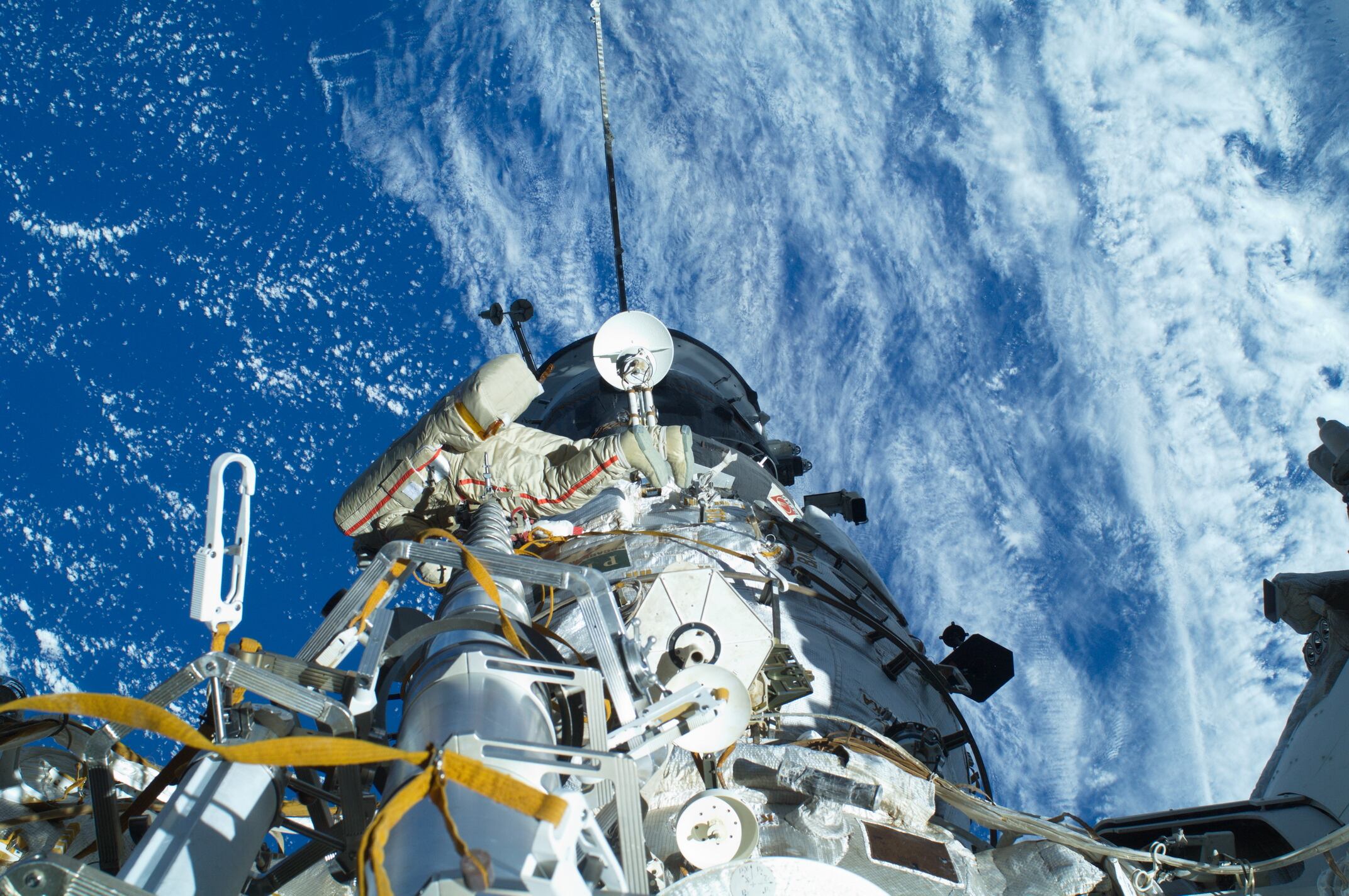 Un cosmonauta ruso en el exterior de la ISS