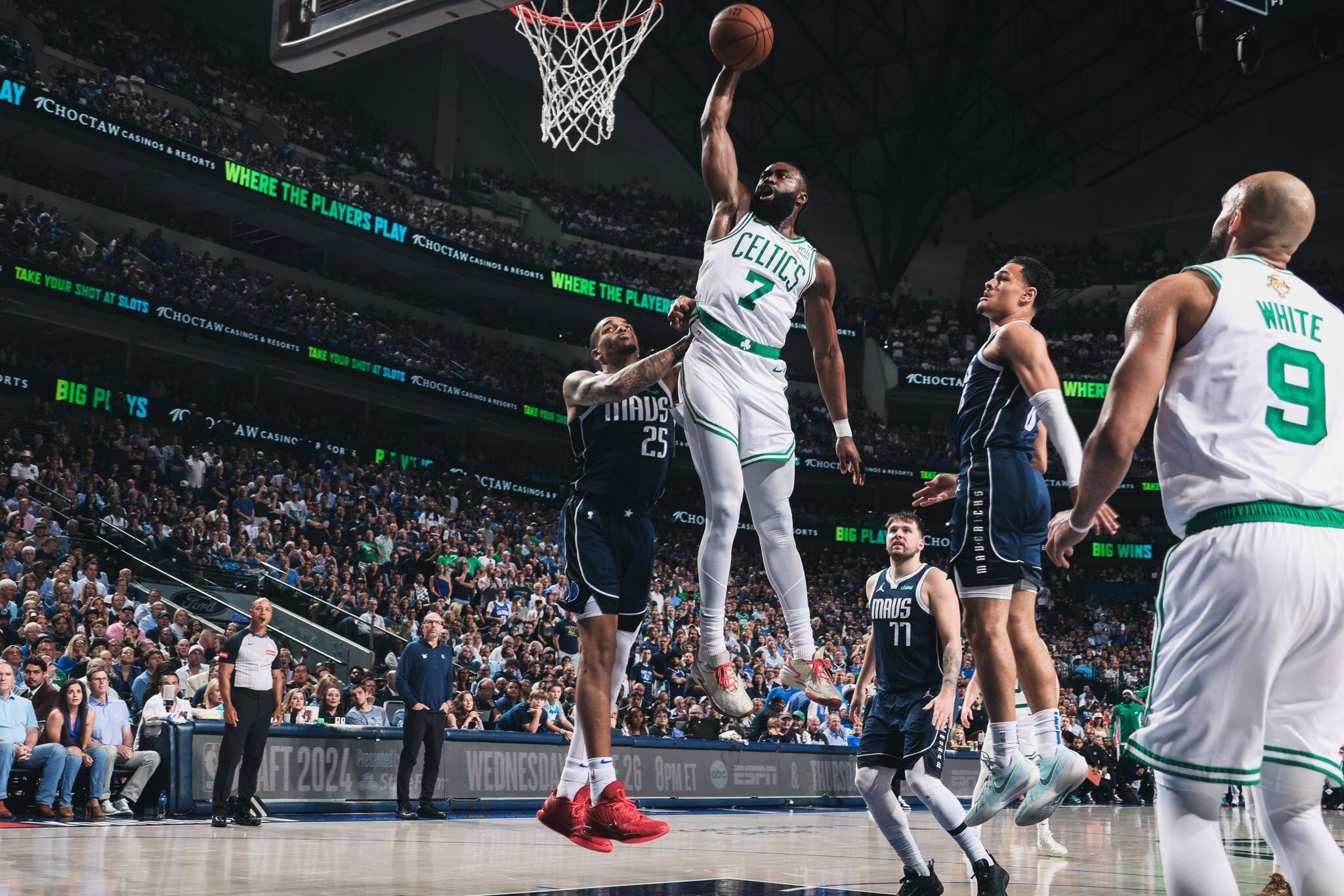 Jaylen Brown de Boston Celtics anota ante el aro en la victoria sobre Dallas Mavericks como visitante en Texas de EEUU.
