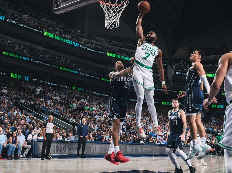 Jaylen Brown de Boston Celtics anota ante el aro en la victoria sobre Dallas Mavericks como visitante en Texas de EEUU.