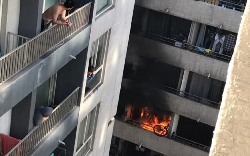 Bomberos trabaja intensamente en incendio al interior de un departamento en el centro de Santiago