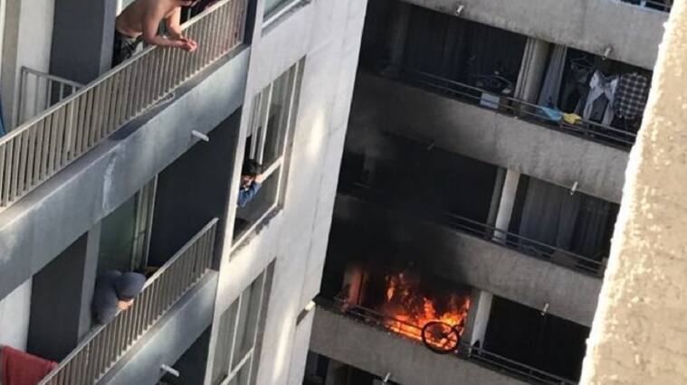 Bomberos trabaja intensamente en incendio al interior de un departamento en el centro de Santiago