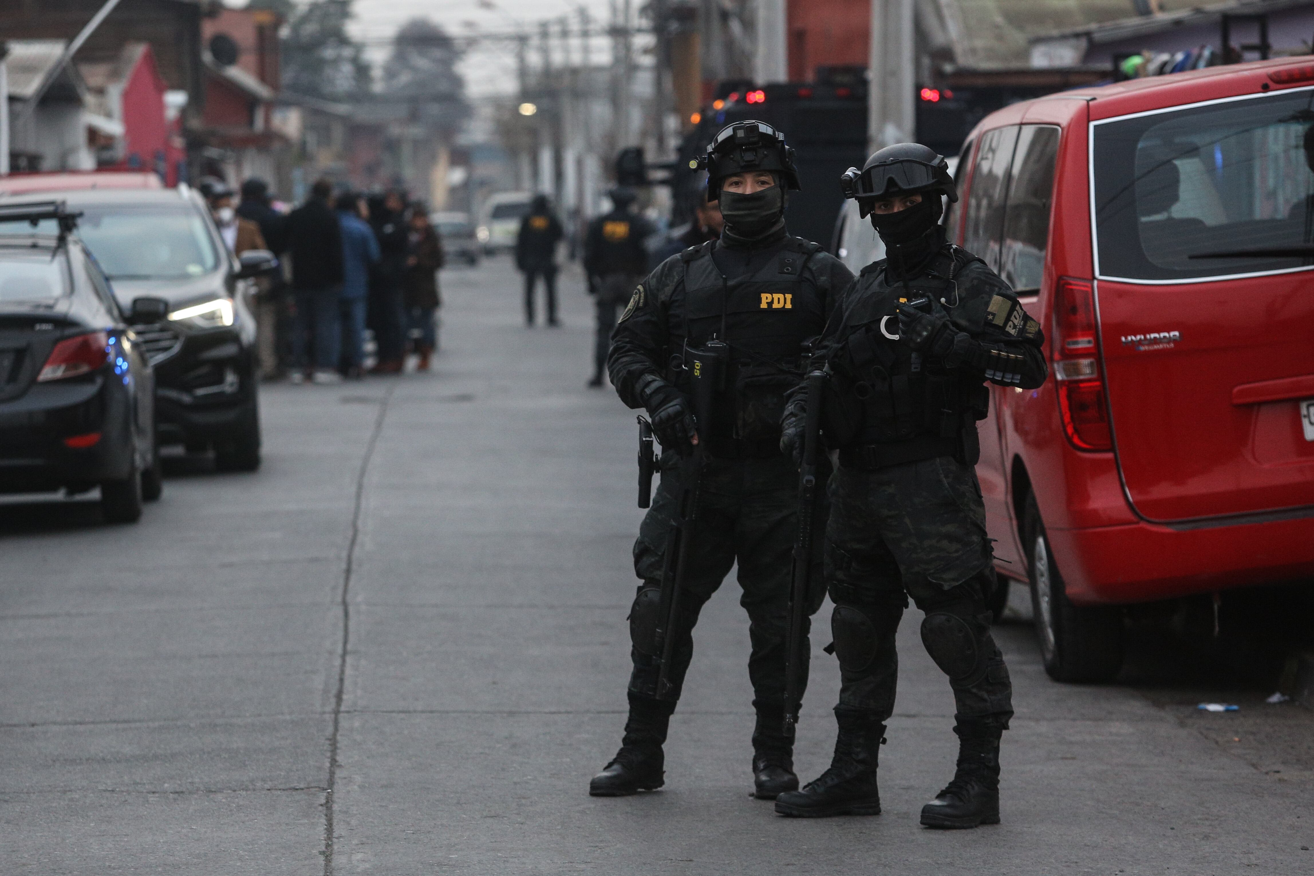 Allanamiento en Santiago: PDI encuentra acopio de armas de fuego al interior de un edificio